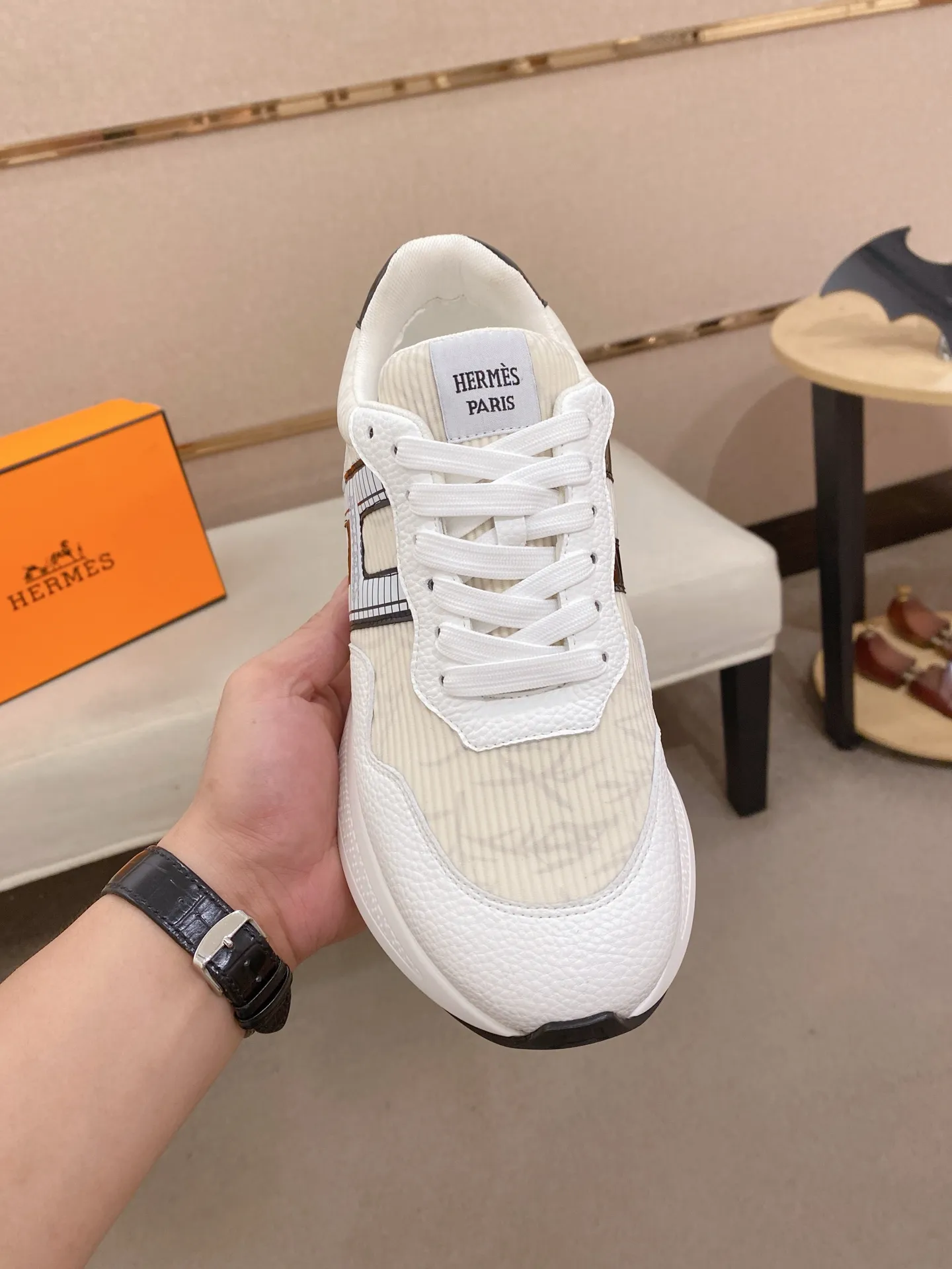 Factory price: 560💰《HERMES》【Classic Original Version】Hermès; Top 🔝 Purchasing Agency 🔍🔍Men's latest 🇺🇸 counters are on sale simultaneously, imported from Italy original ▲▲cowhide ▲▲ (high-end, nobility, class) ) Exquisite workmanship (Italian 🇮🇹 imported water-dyed 🐂 cowhide lining) sole: original sole provided by the original factory, ⚠️exclusive double-layer activity·TPR·rubber·combined molded outsole; super comfortable·wear-resistant·non-slip·environmental protection The real thing is more beautiful if you take the real thing (high quality, follow the order). You can enter and exit the counter at will * Number of yards: 38-44 (45 can be customized and cannot be returned or exchanged)